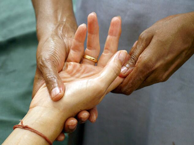 Manual therapy is a fairly popular method of treating rhizoarthrosis affecting the finger joints.
